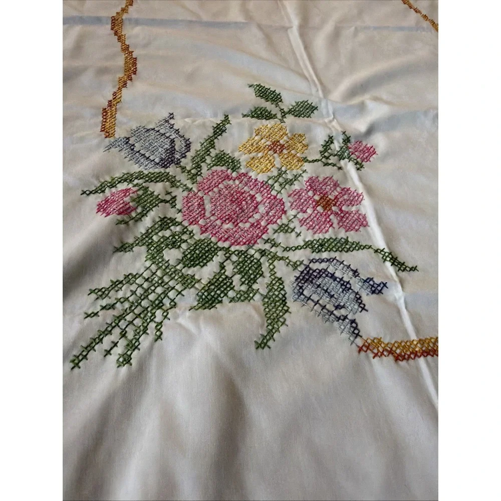 Vintage Tablecloth Hand-Embroidery Floral 50